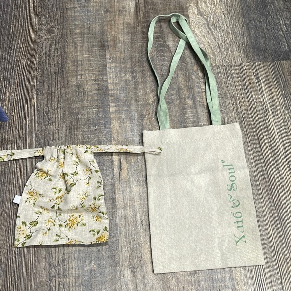 2 gift bags
